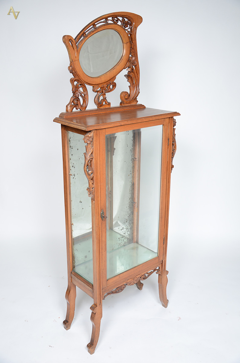 Vitrine Art Nouveau de madeira nobre, prateleiras internas de vidro e...