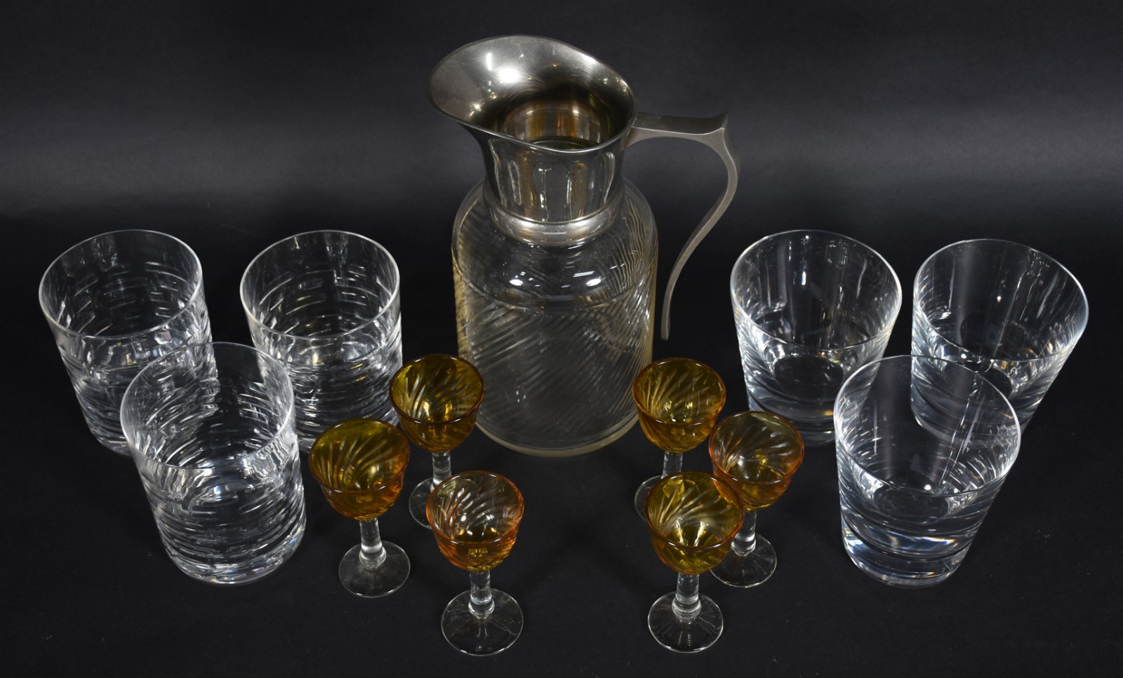 Diversas peças, sendo: Seis copos para whisky (3 de cada modelo... - foto 2 de 5