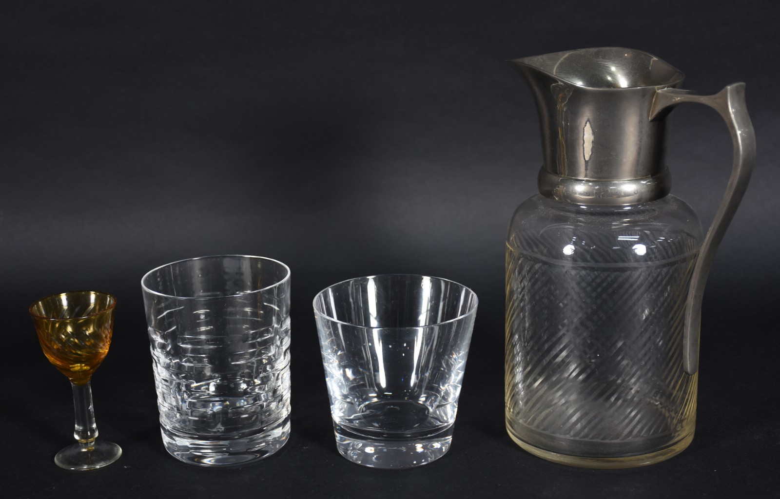 Diversas peças, sendo: Seis copos para whisky (3 de cada modelo... - foto 3 de 5