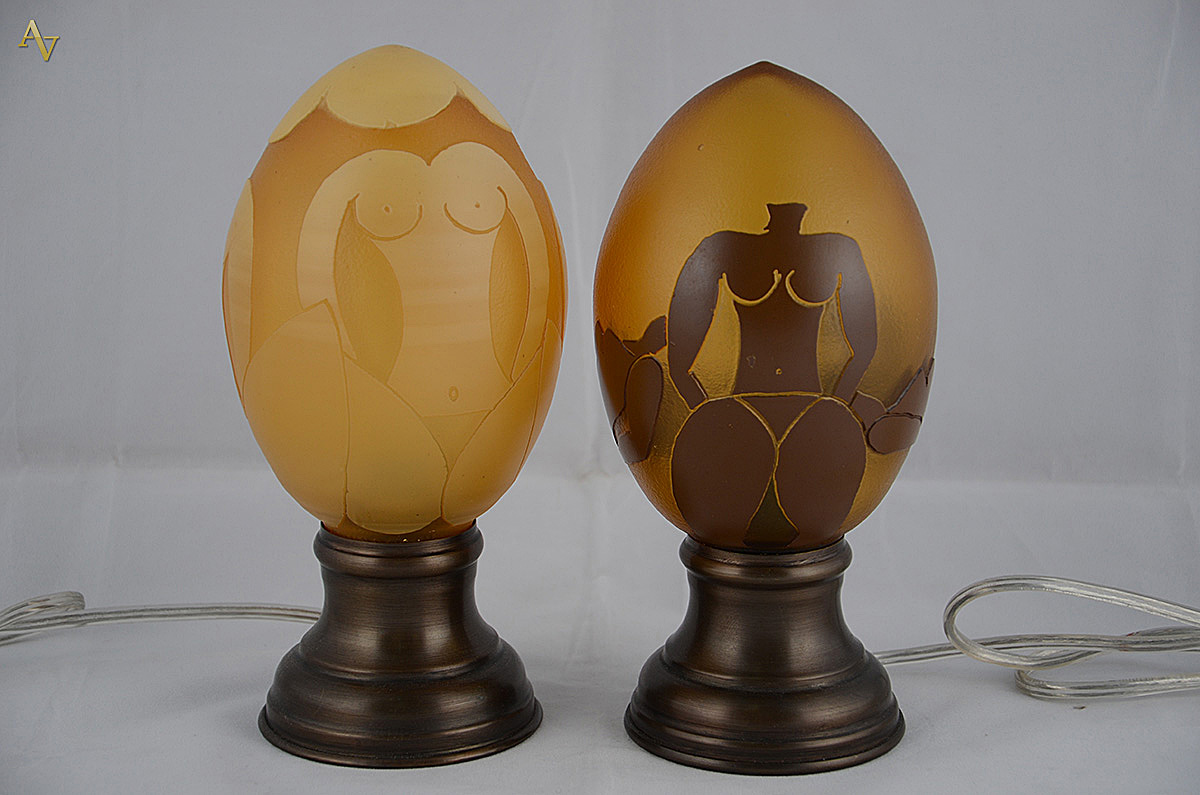 Par de Pinhas de vidro decoradas com figuras femininas, bases de...