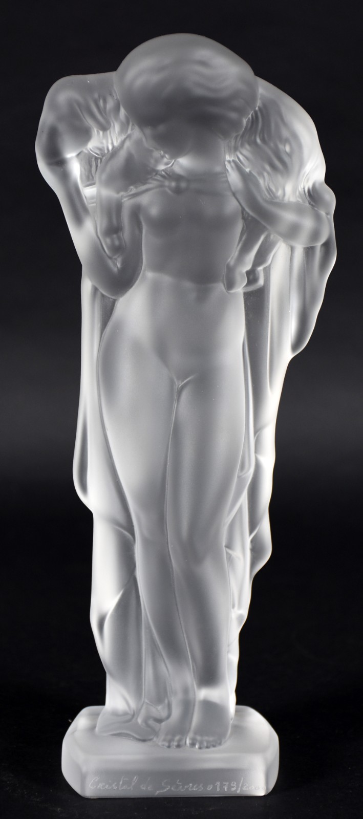 Escultura de cristal frances de Sevres representando mulher com... - foto 1 de 5