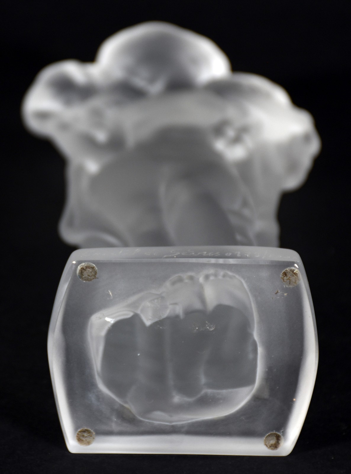 Escultura de cristal frances de Sevres representando mulher com... - foto 2 de 5