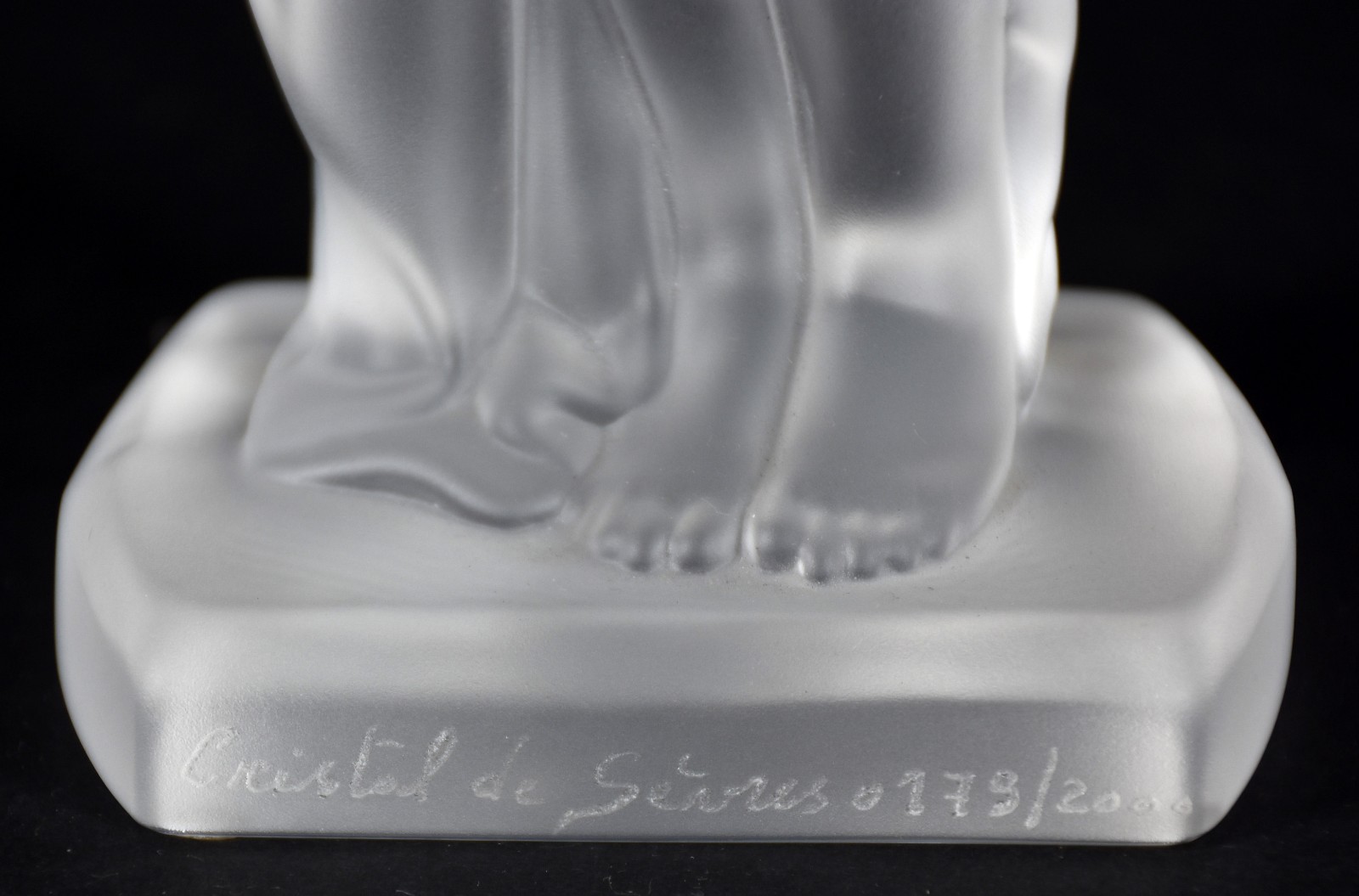 Escultura de cristal frances de Sevres representando mulher com... - foto 4 de 5