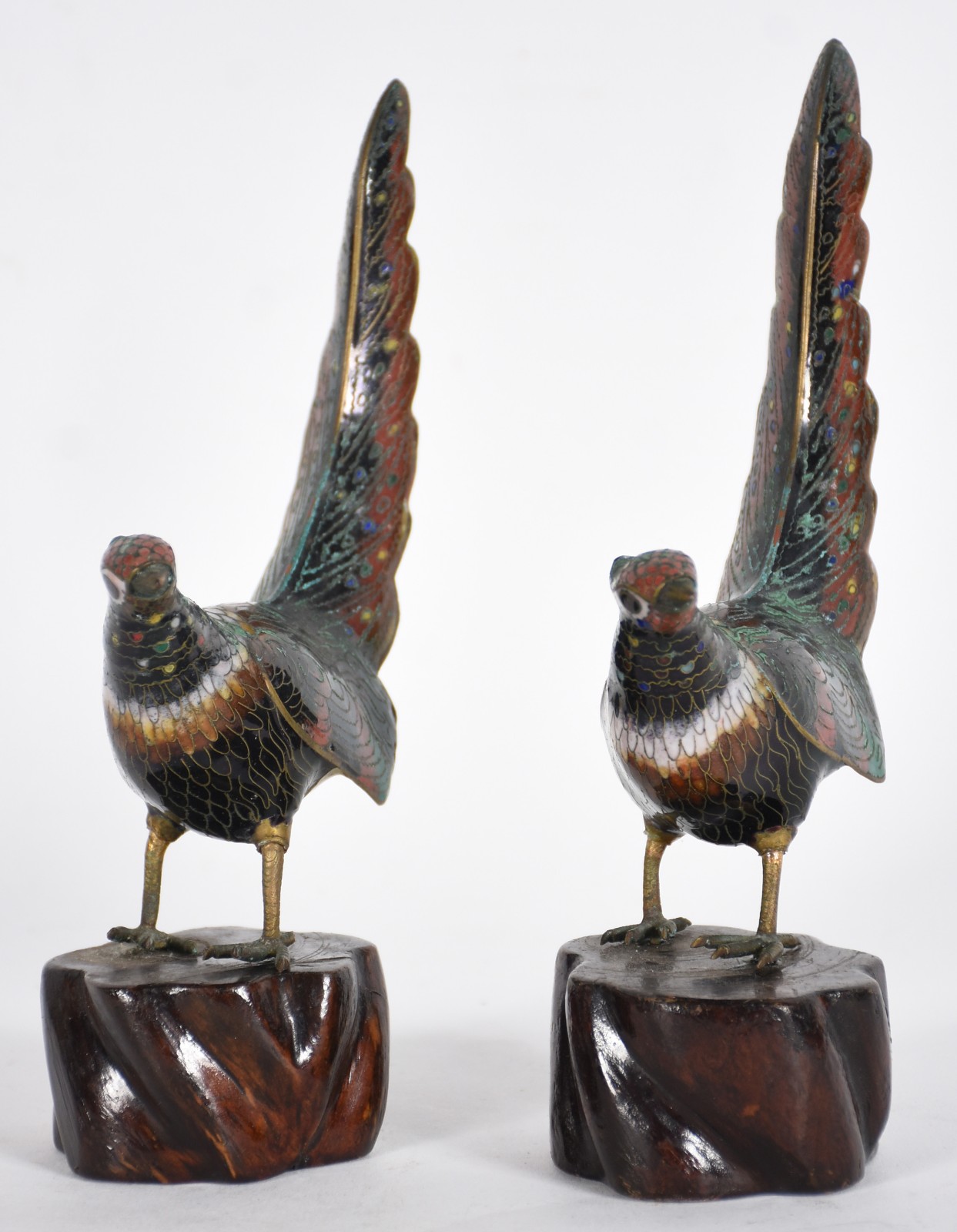 Par de faisões de cloisonné com bases de madeira. - foto 1 de 4