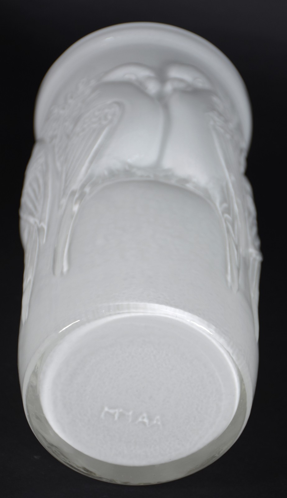 Jarra decorativa de vidro branco leitoso com pássaros em relevo. - foto 2 de 3