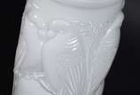 Jarra decorativa de vidro branco leitoso com pá... - Jarra decorativa de vidro branco leitoso com pássaros em relevo.
