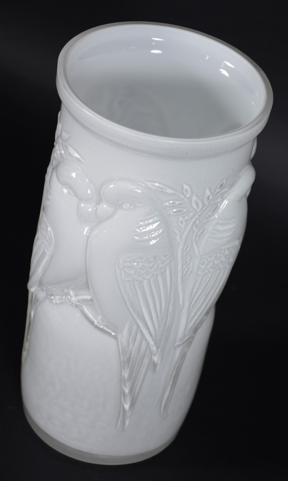 Jarra decorativa de vidro branco leitoso com pássaros em relevo. - foto 3 de 3