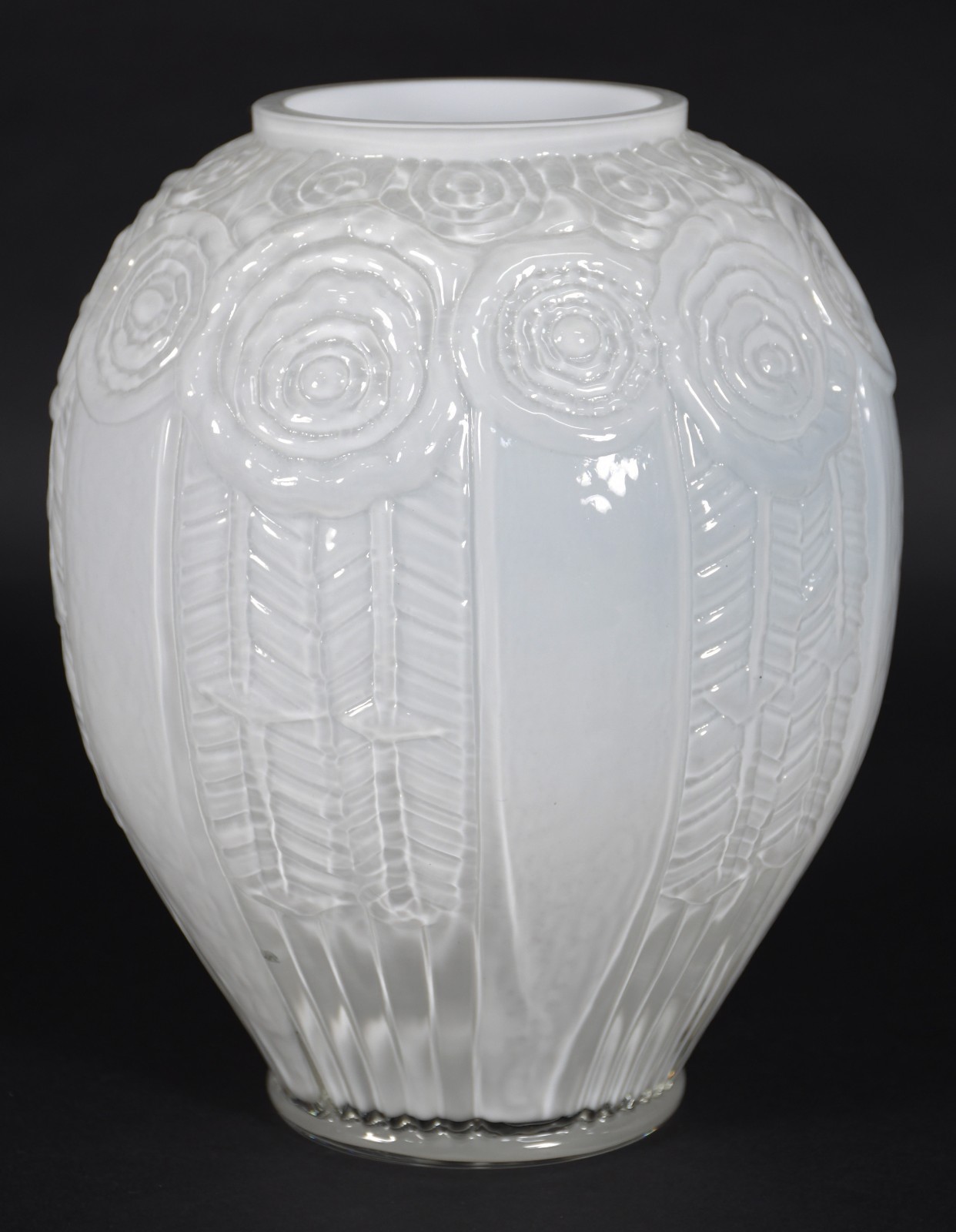 Jarro decorativo de vidro branco leitoso com flores em relevo. - foto 1 de 3