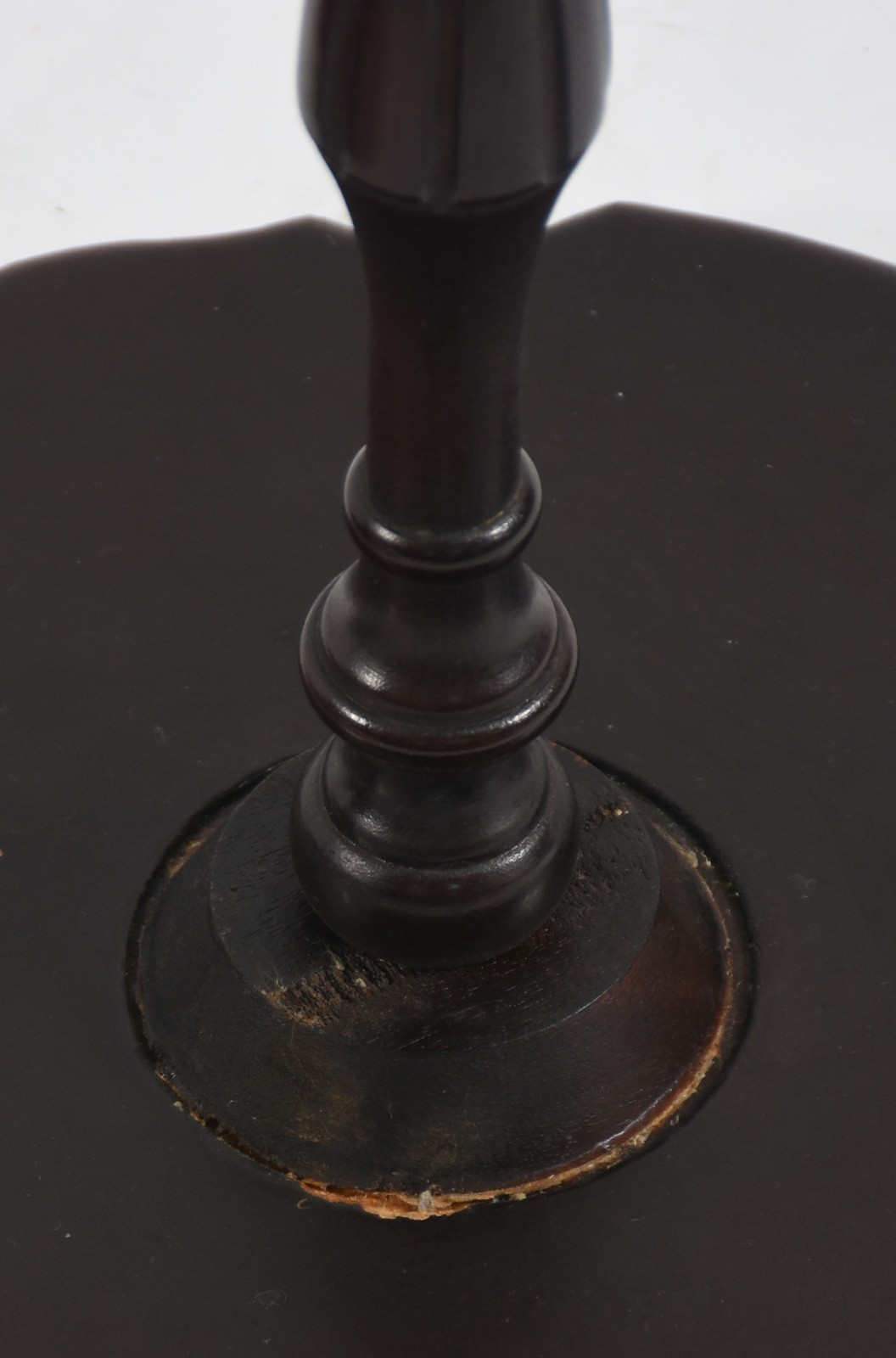 Duas mesas de apoio de madeira, sendo a maior com detalhes torneados... - foto 4 de 5