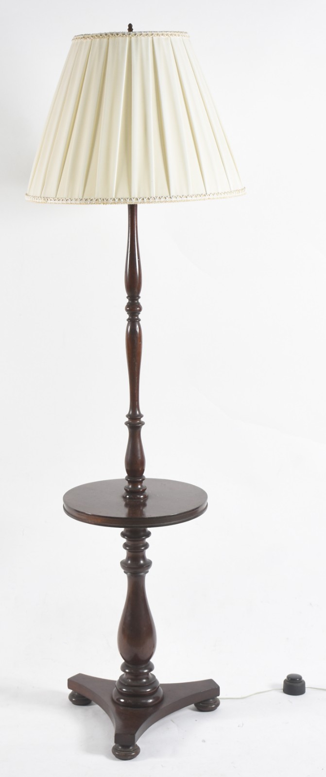 Mesa de madeira nobre com luminária acoplada. - foto 2 de 4