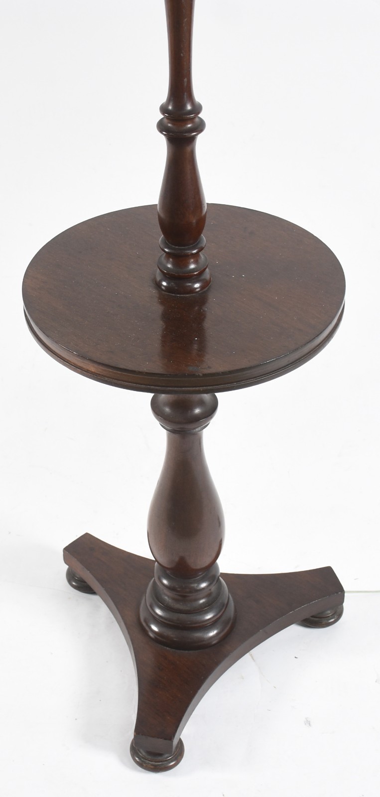 Mesa de madeira nobre com luminária acoplada. - foto 3 de 4