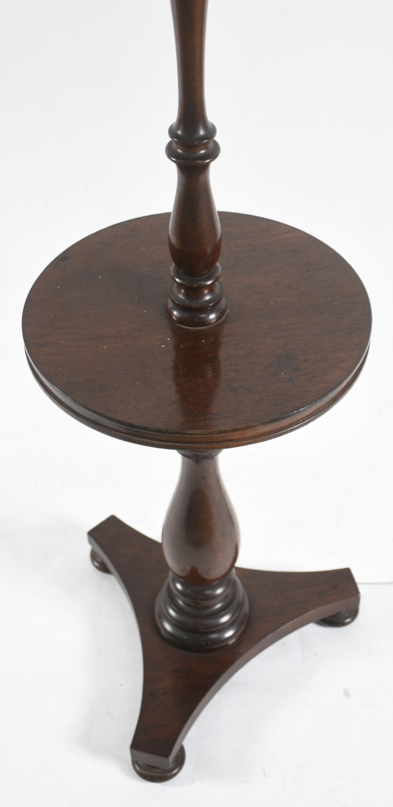 Mesa de madeira nobre com luminária acoplada. - foto 4 de 4