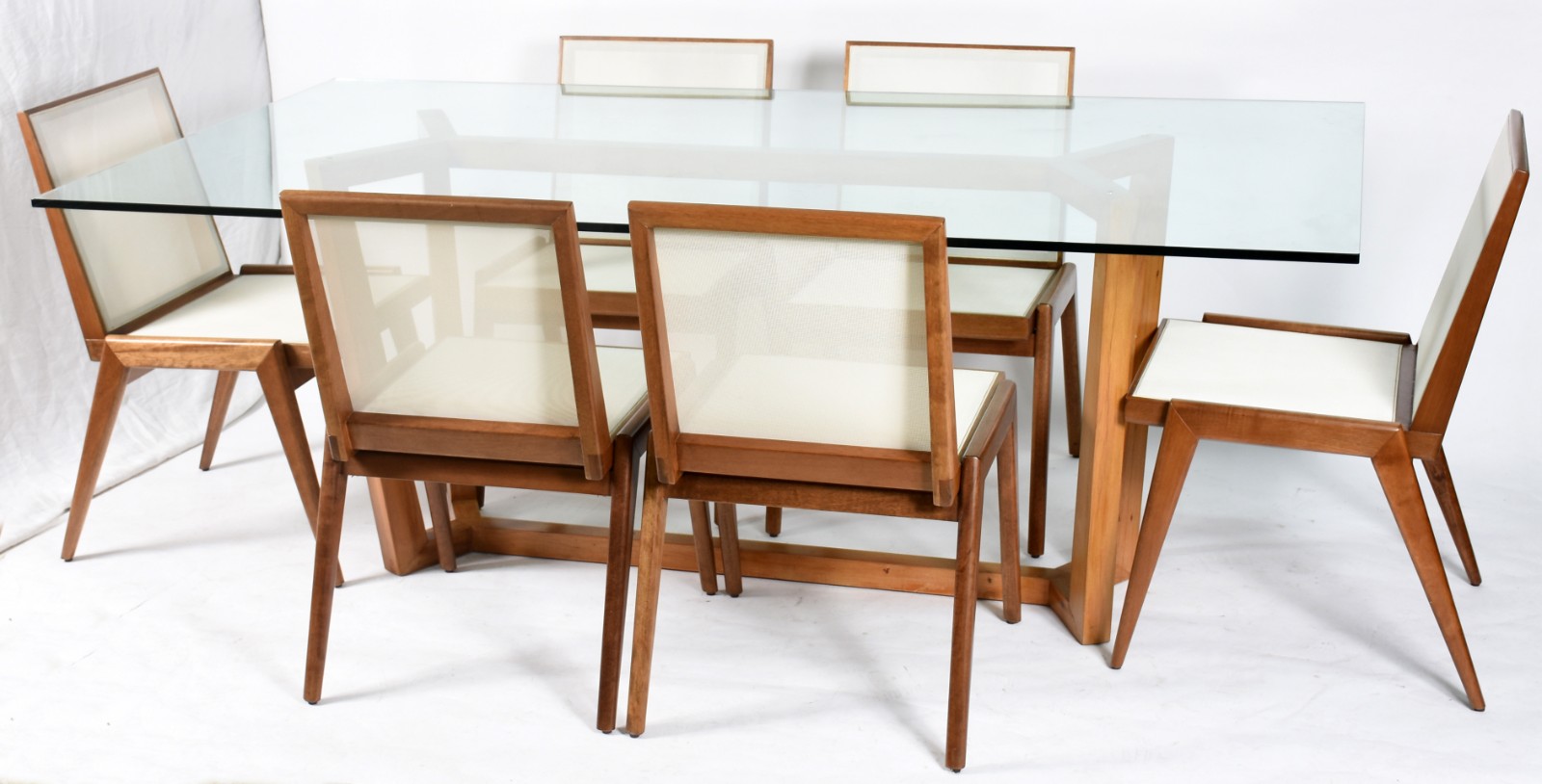 Mesa de jantar com tampo de vidro e base de madeira com 6 cadeiras... - foto 1 de 6