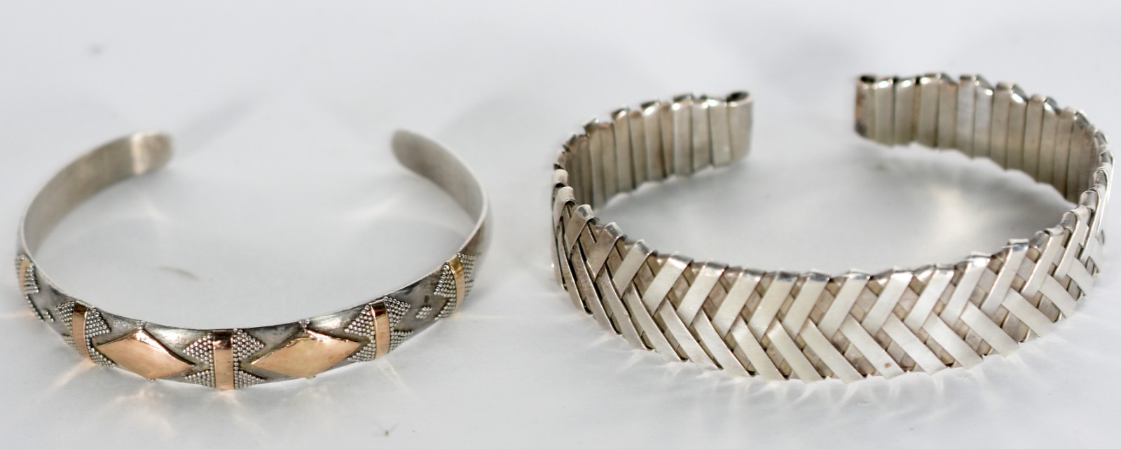 Sete peças de prata sendo 3 pulseiras, 2 braceletes, 1 pendente porta... - foto 2 de 9