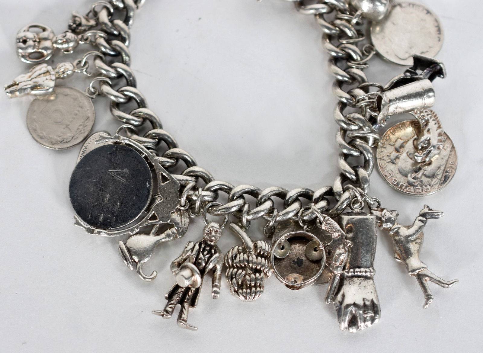 Sete peças de prata sendo 3 pulseiras, 2 braceletes, 1 pendente porta... - foto 6 de 9