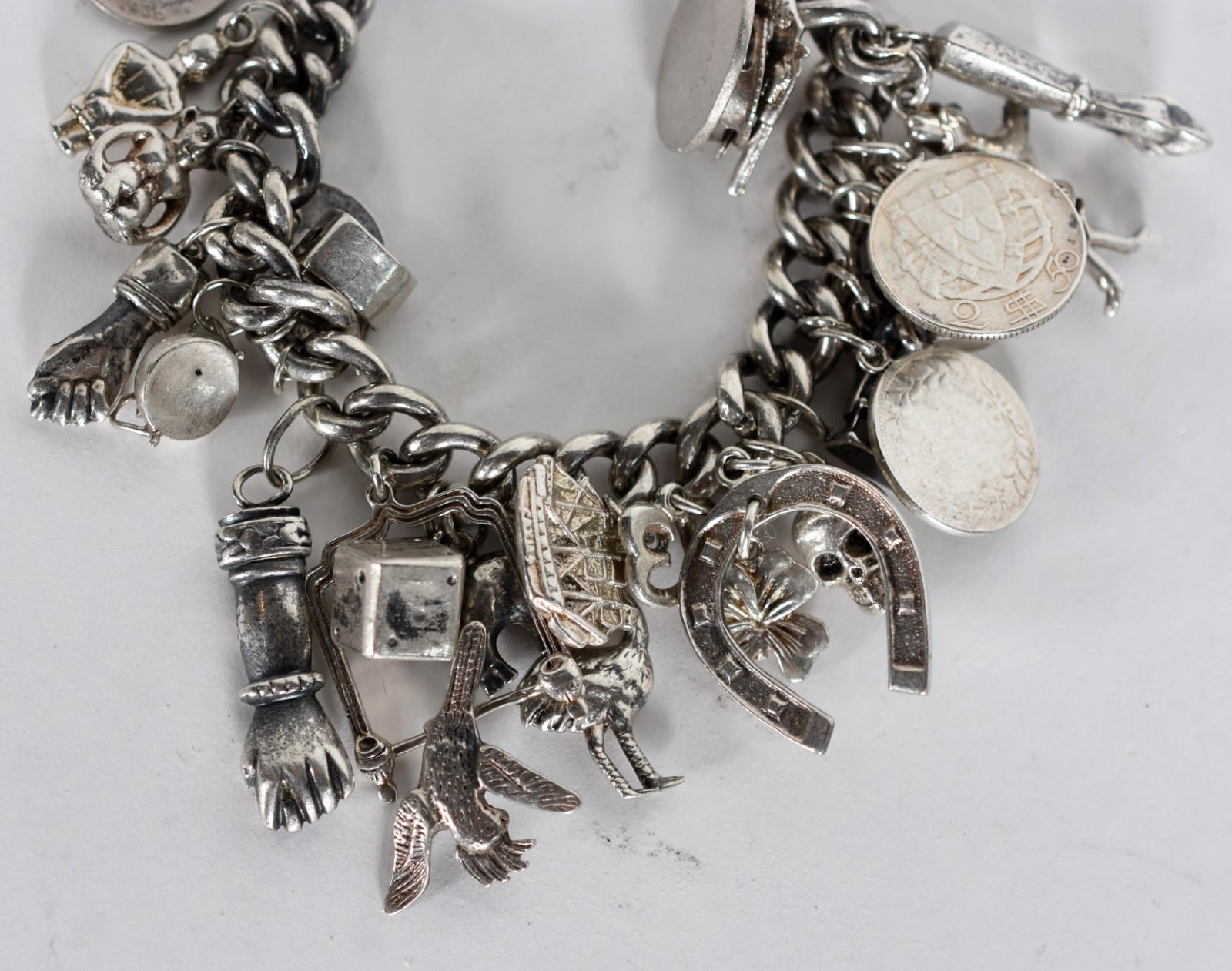 Sete peças de prata sendo 3 pulseiras, 2 braceletes, 1 pendente porta... - foto 7 de 9