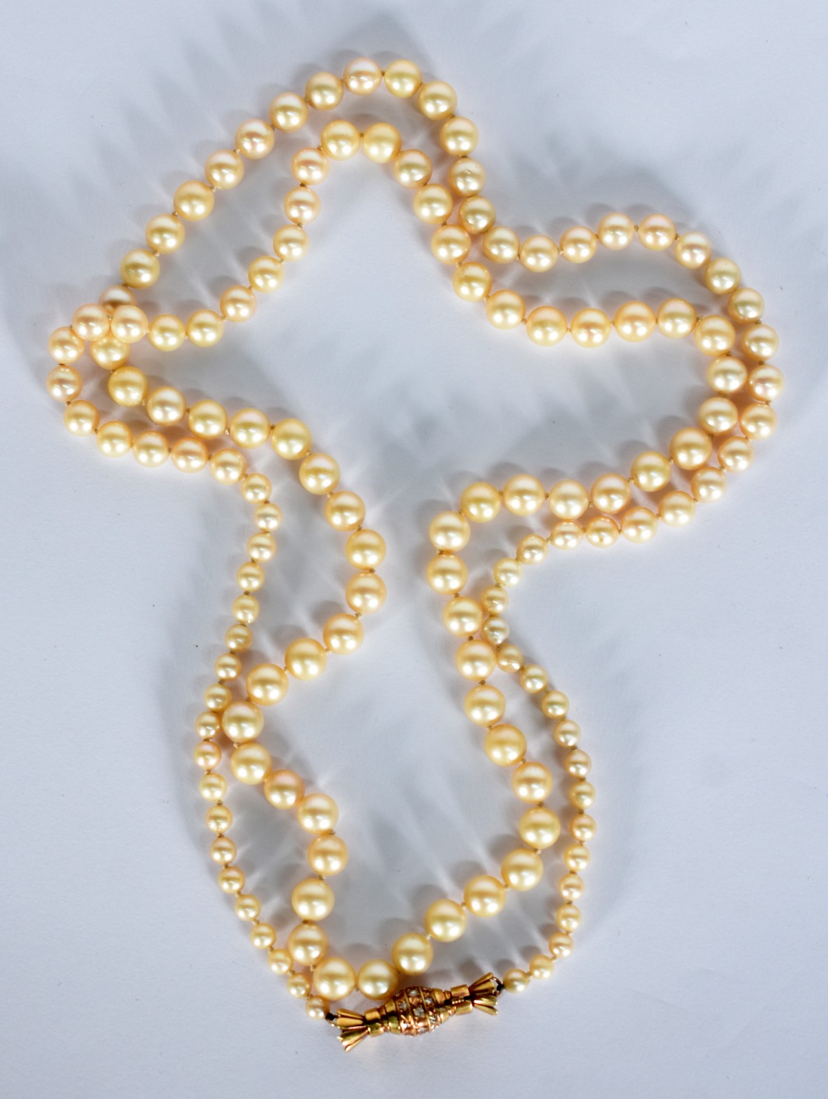 Colar de pérolas com fecho de ouro 18 k com pedras (Por motivo de... - foto 1 de 5