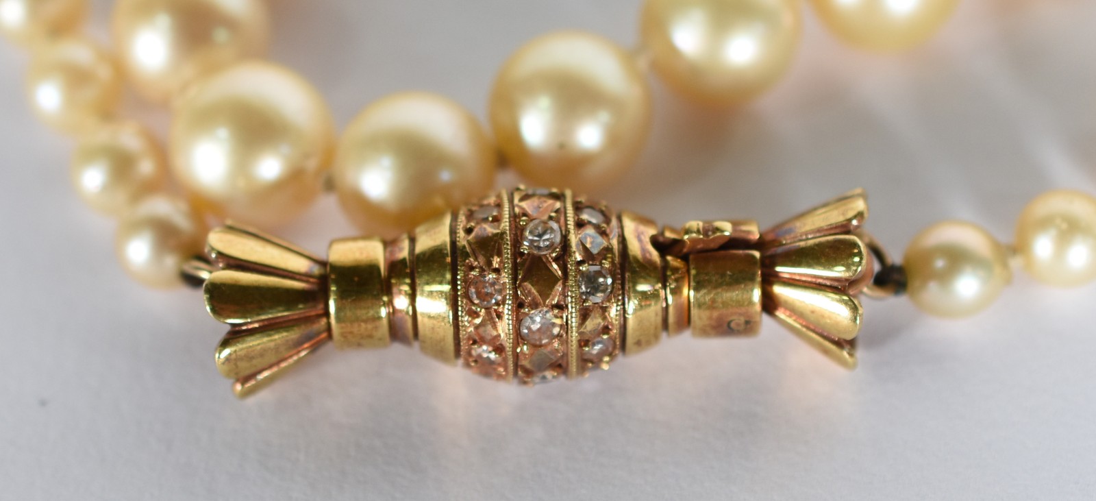 Colar de pérolas com fecho de ouro 18 k com pedras (Por motivo de... - foto 2 de 5