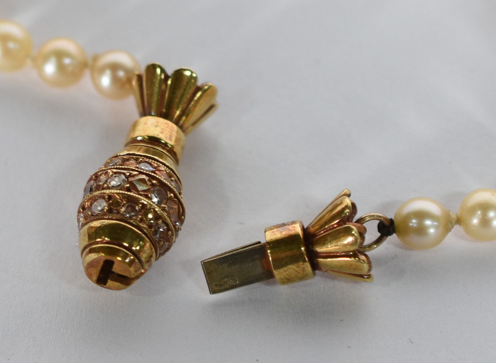 Colar de pérolas com fecho de ouro 18 k com pedras (Por motivo de... - foto 4 de 5