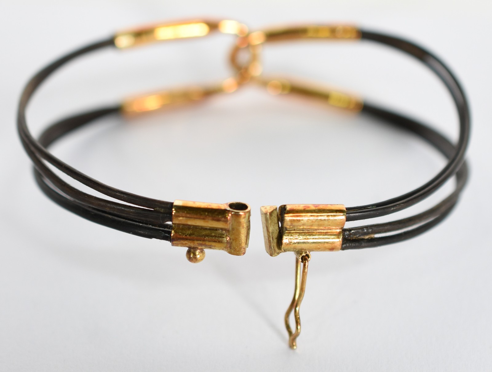 Pulseira rabo de elefante com ouro 18 k e pendente de cruz (Por... - foto 2 de 3