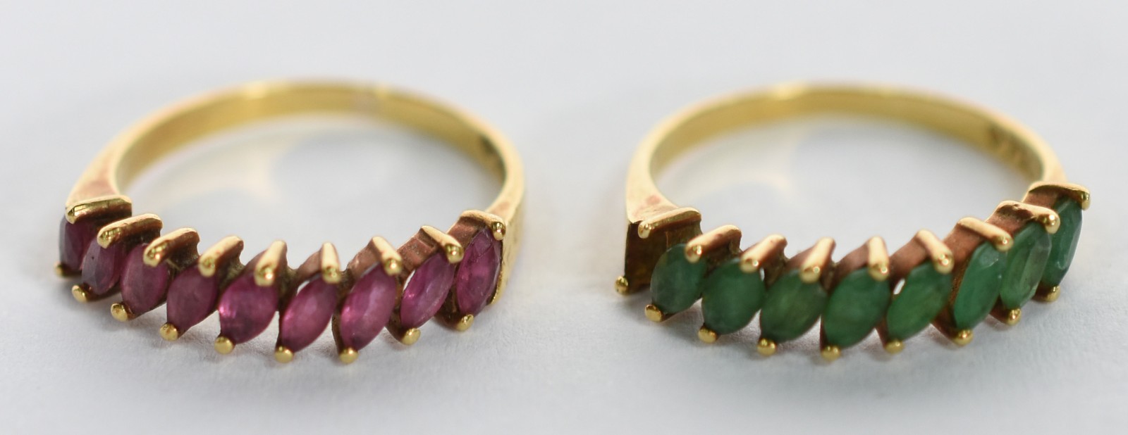 Dois anéis de ouro 18 k um com esmeraldas (faltando uma pedra) e... - foto 1 de 6