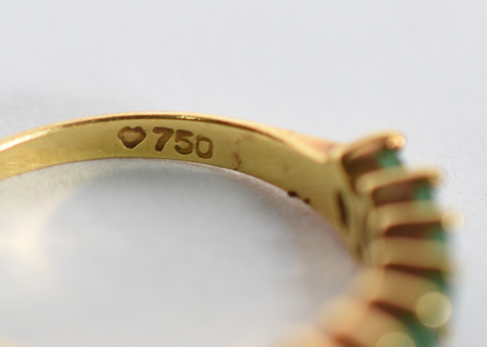 Dois anéis de ouro 18 k um com esmeraldas (faltando uma pedra) e... - foto 4 de 6