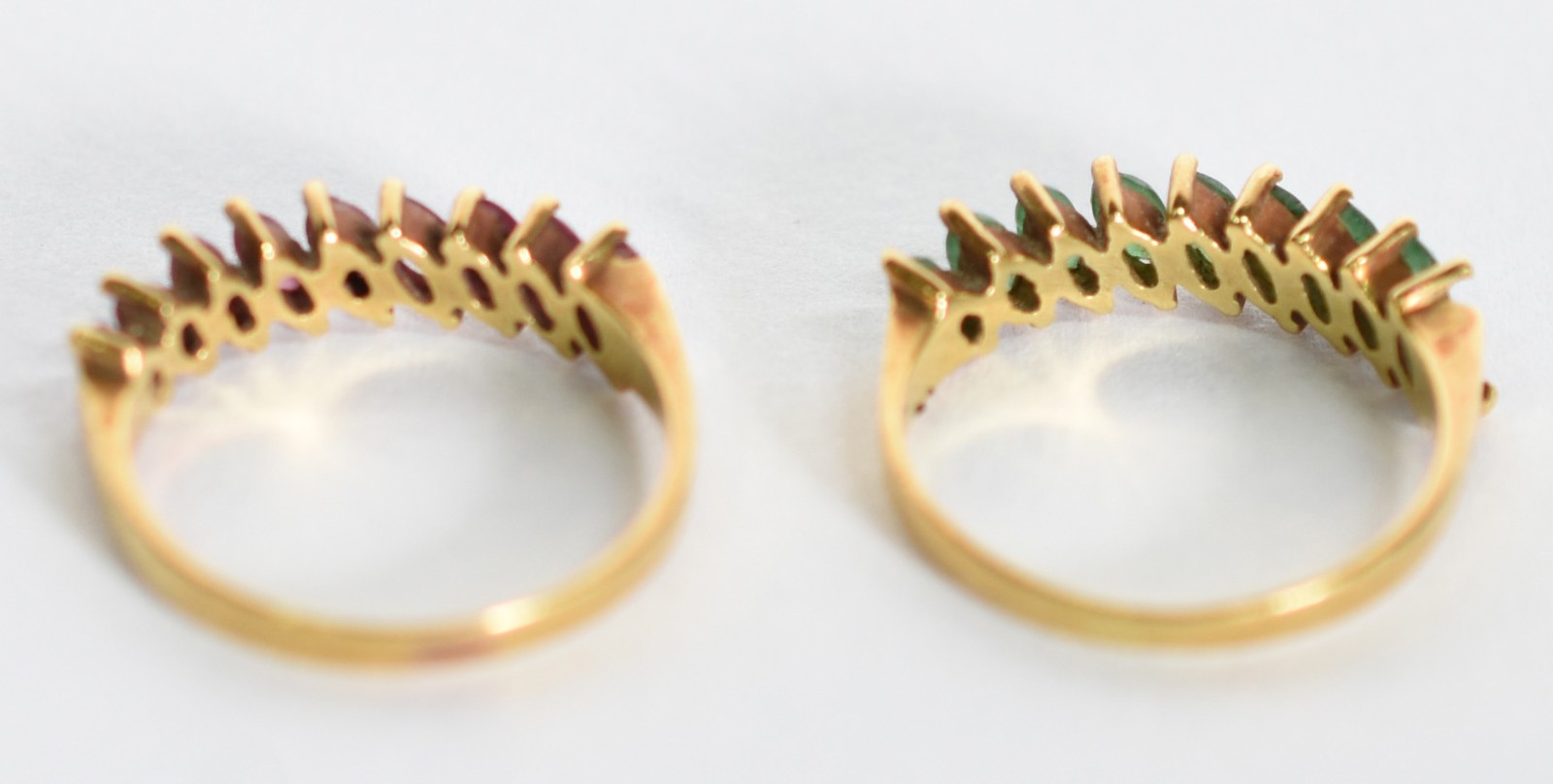 Dois anéis de ouro 18 k um com esmeraldas (faltando uma pedra) e... - foto 6 de 6