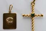 Dois pendentes de ouro, sendo cruz e esmeralda ... - Dois pendentes de ouro, sendo cruz e esmeralda e uma placa com a letra "C" (Por motivo de segurança a peça não se encontra na loja).