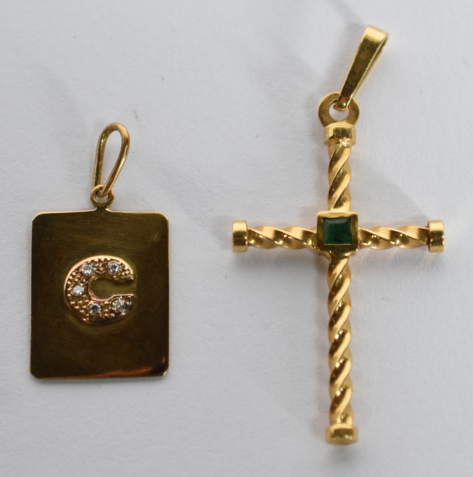 Dois pendentes de ouro, sendo cruz e esmeralda e uma placa com a... - foto 2 de 3
