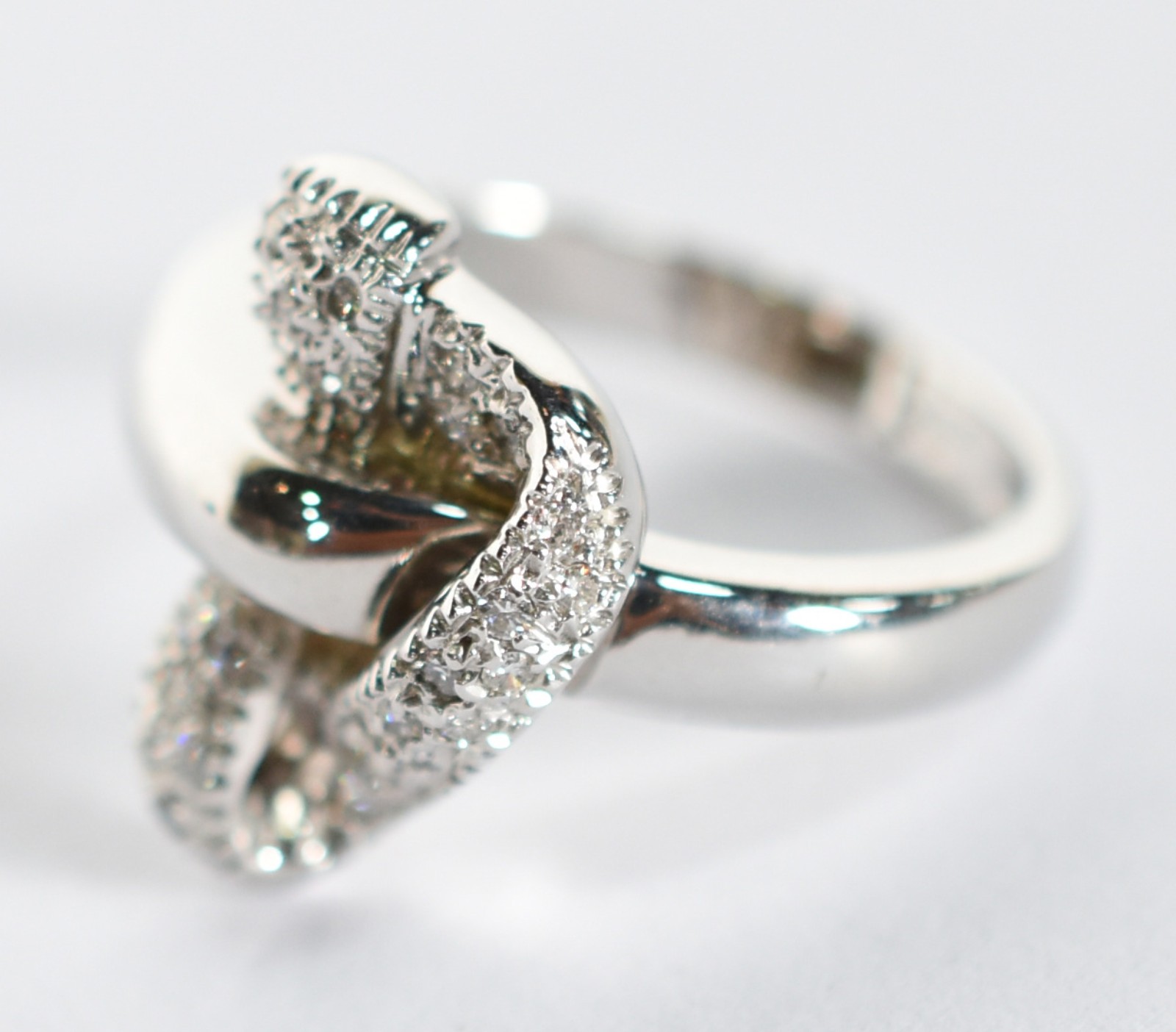 Anel de ouro amarelo 18 k contrastado, com diamantes, designe... - foto 2 de 4