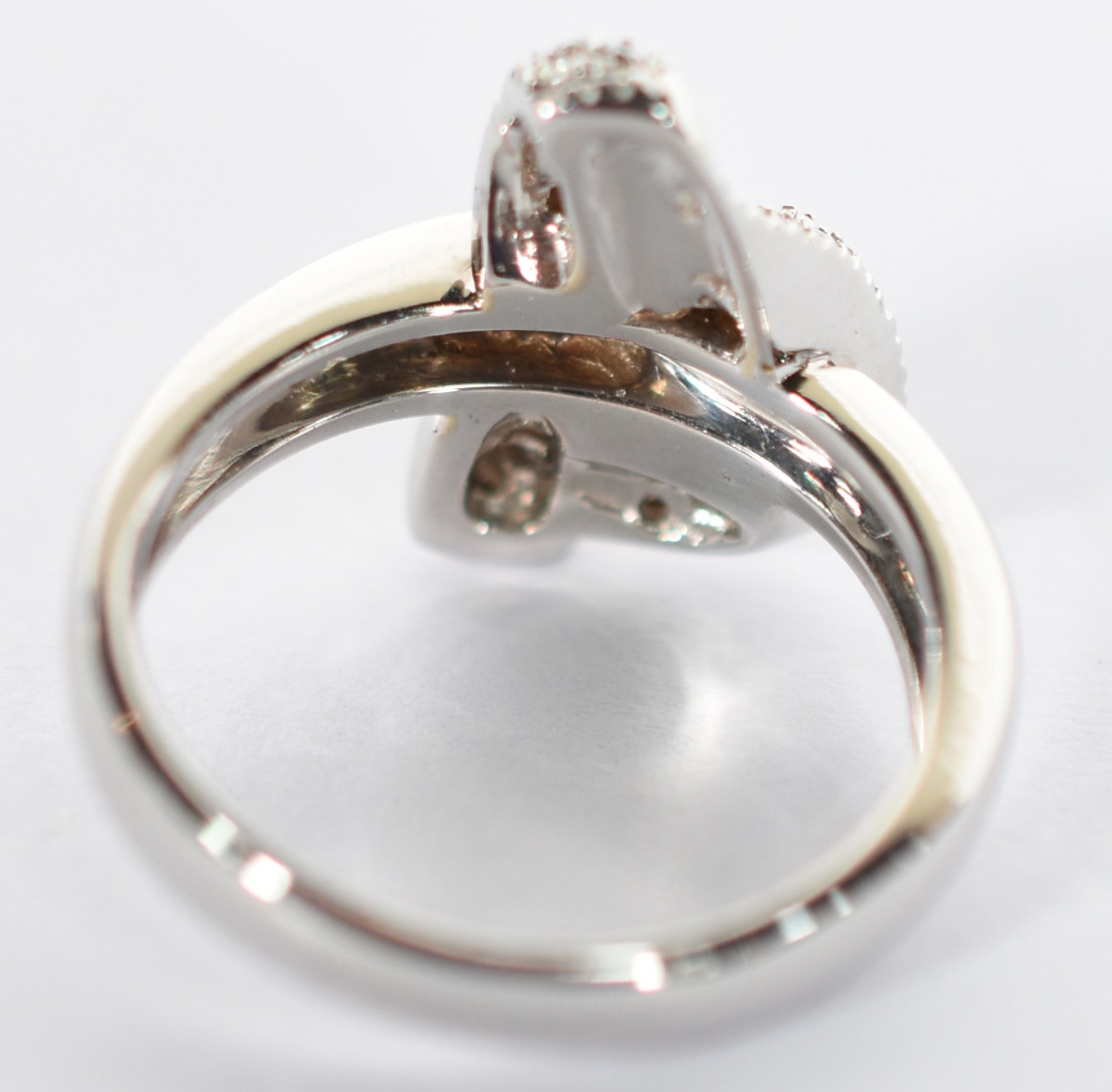 Anel de ouro amarelo 18 k contrastado, com diamantes, designe... - foto 4 de 4