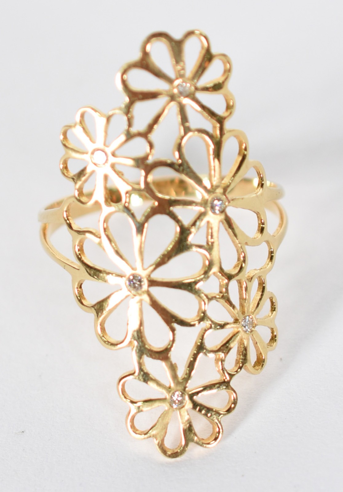 Anel de ouro amarelo 18 k com 6 flores vasadas com 1 diamante cada... - foto 1 de 3