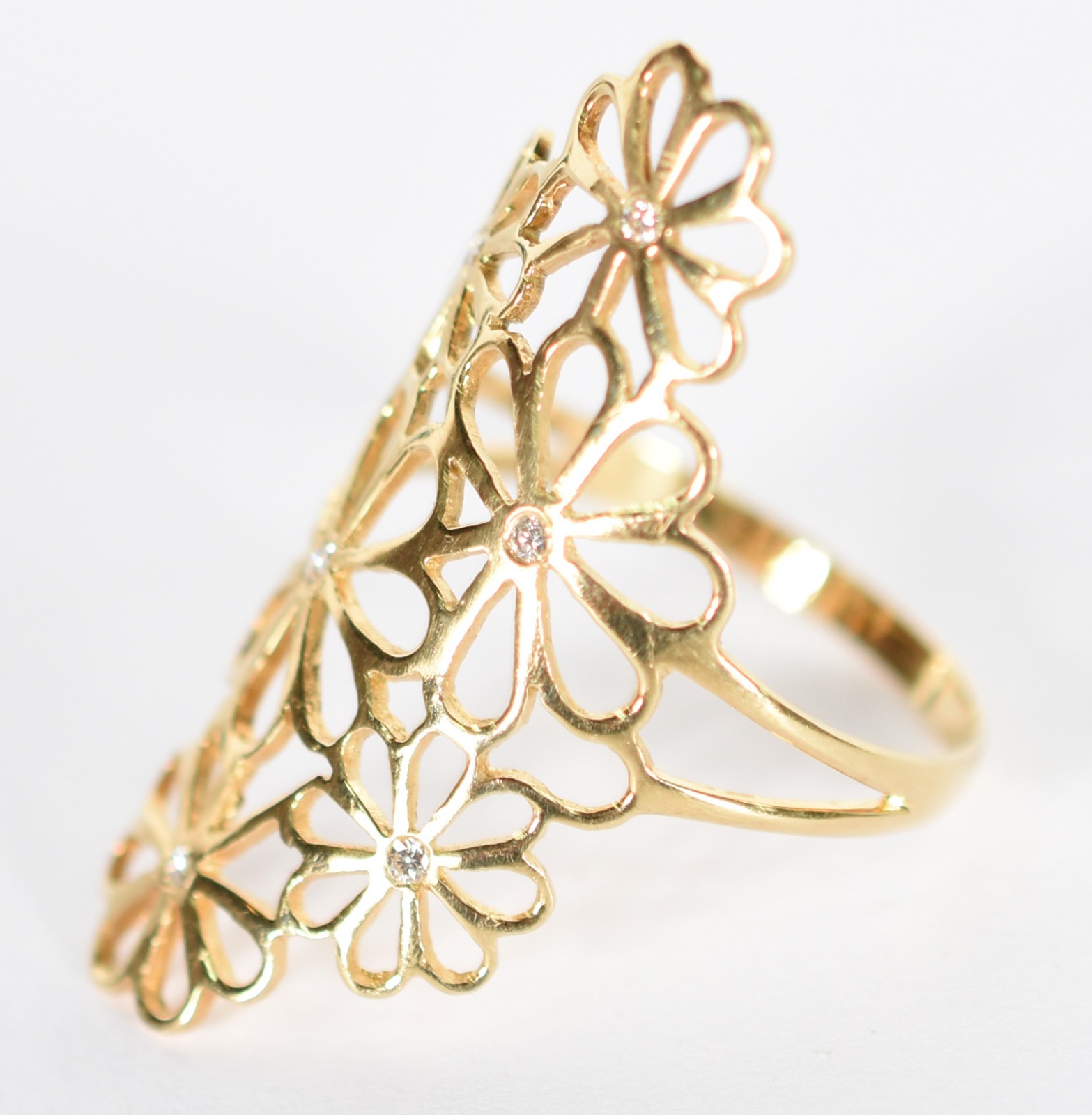 Anel de ouro amarelo 18 k com 6 flores vasadas com 1 diamante cada... - foto 2 de 3