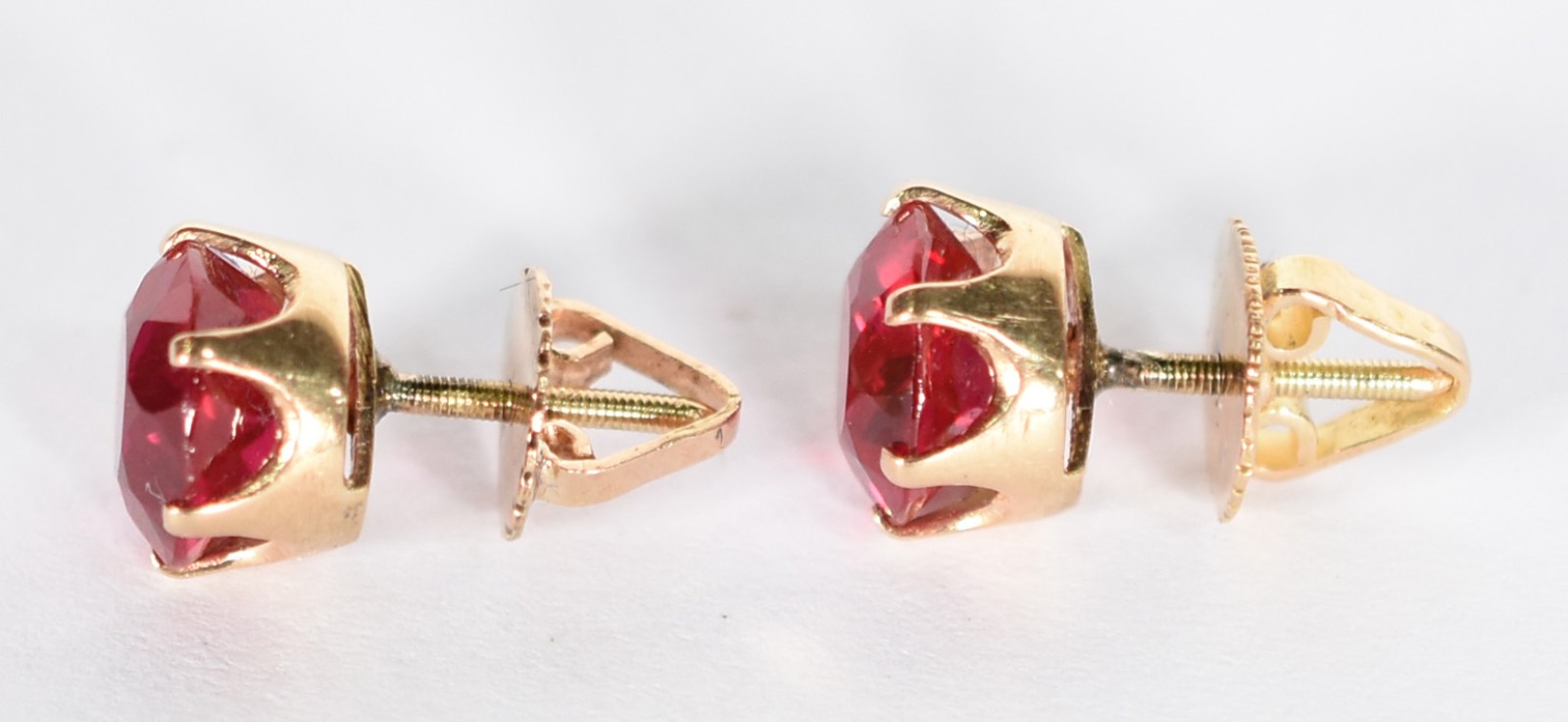 Brinco de ouro amarelo 18 k com 2 rubis. (Por motivos de segurança a... - foto 2 de 3
