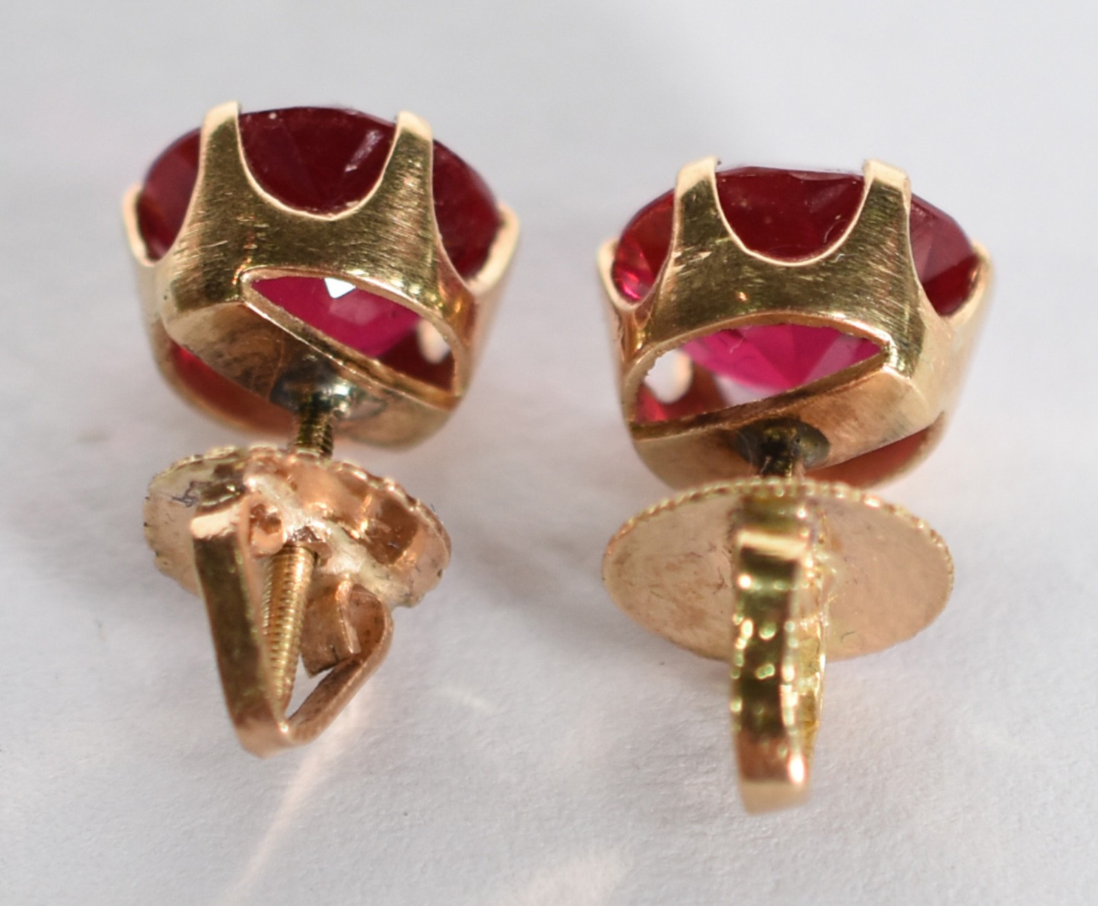 Brinco de ouro amarelo 18 k com 2 rubis. (Por motivos de segurança a... - foto 3 de 3