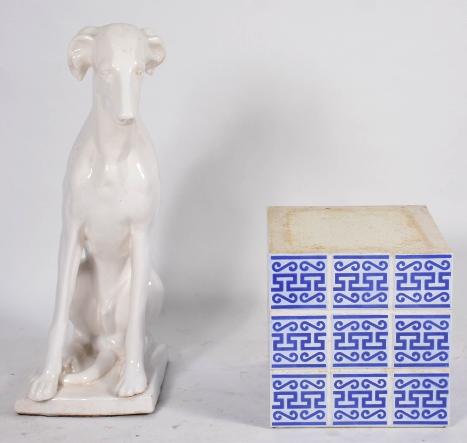 Estatueta de porcelana representando cachorro, acompanha base de... - foto 1 de 5