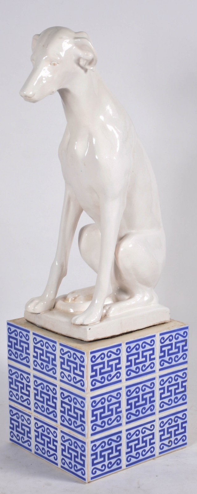 Estatueta de porcelana representando cachorro, acompanha base de... - foto 4 de 5