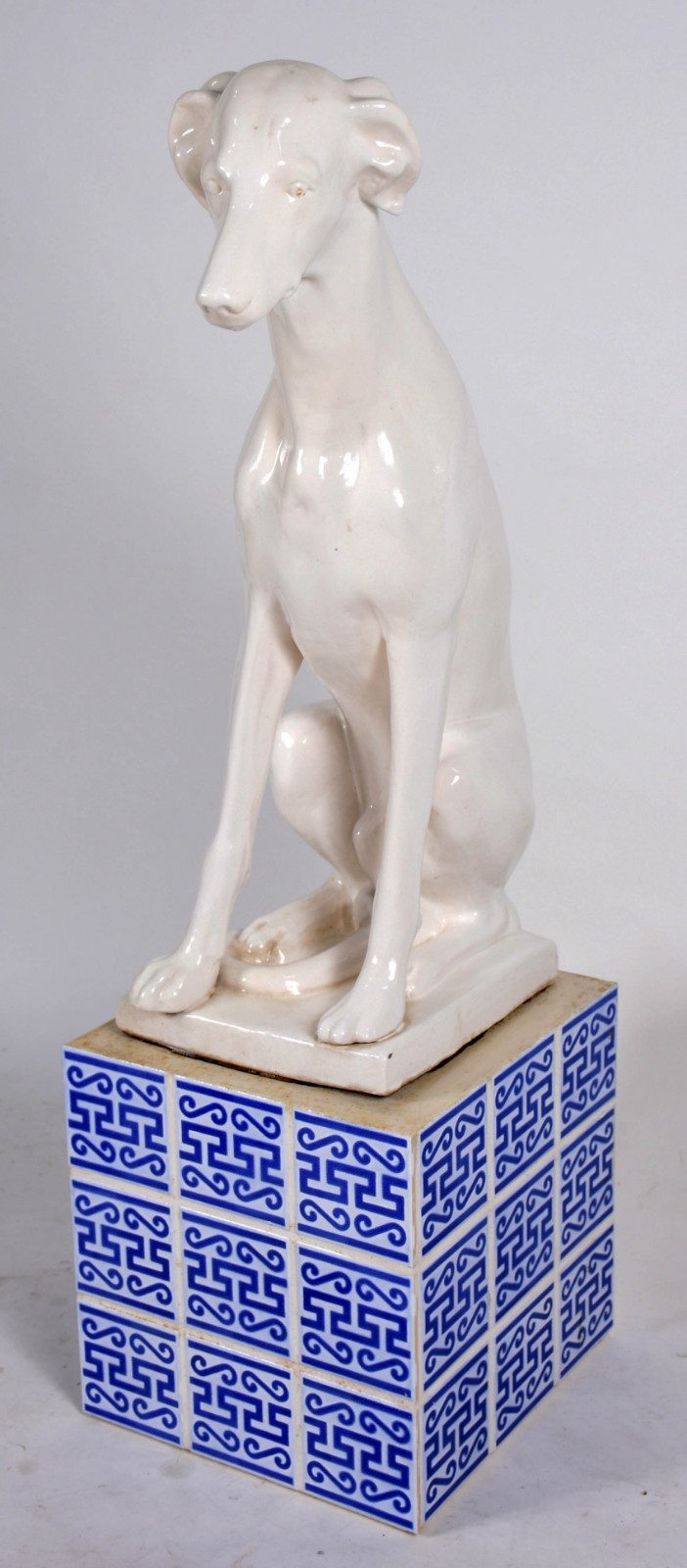 Estatueta de porcelana representando cachorro, acompanha base de... - foto 5 de 5