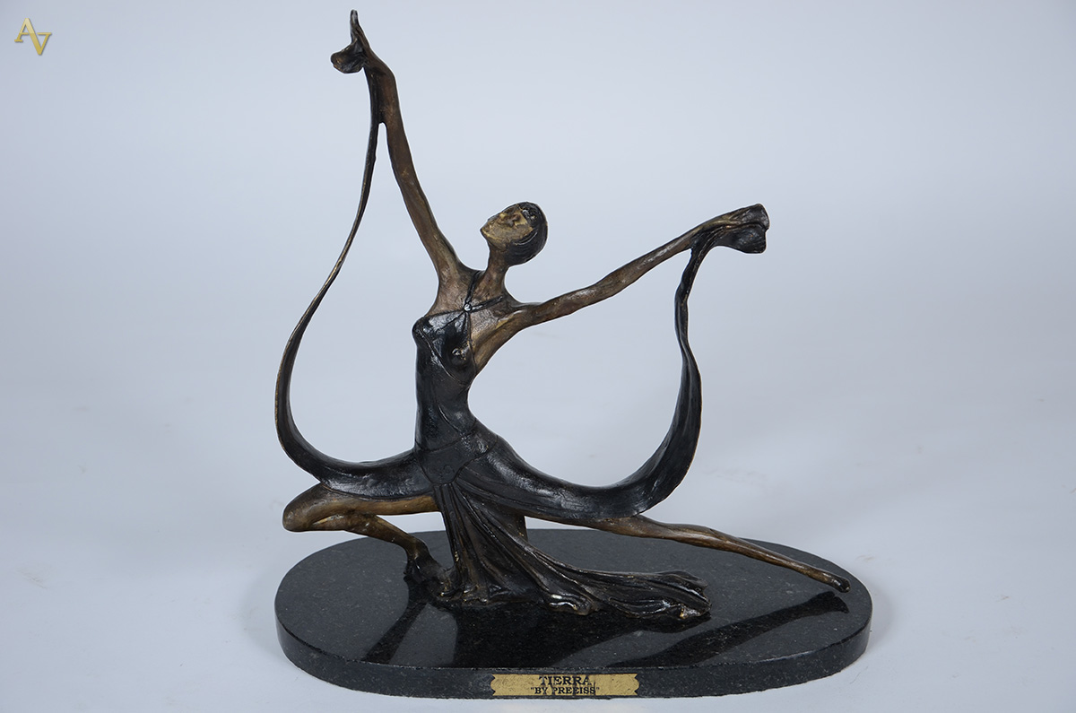 Estatueta de bronze representando bailarina. Altura 41 cm - foto 1 de 4