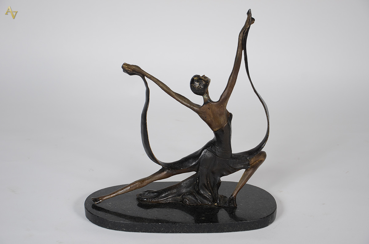 Estatueta de bronze representando bailarina. Altura 41 cm - foto 2 de 4