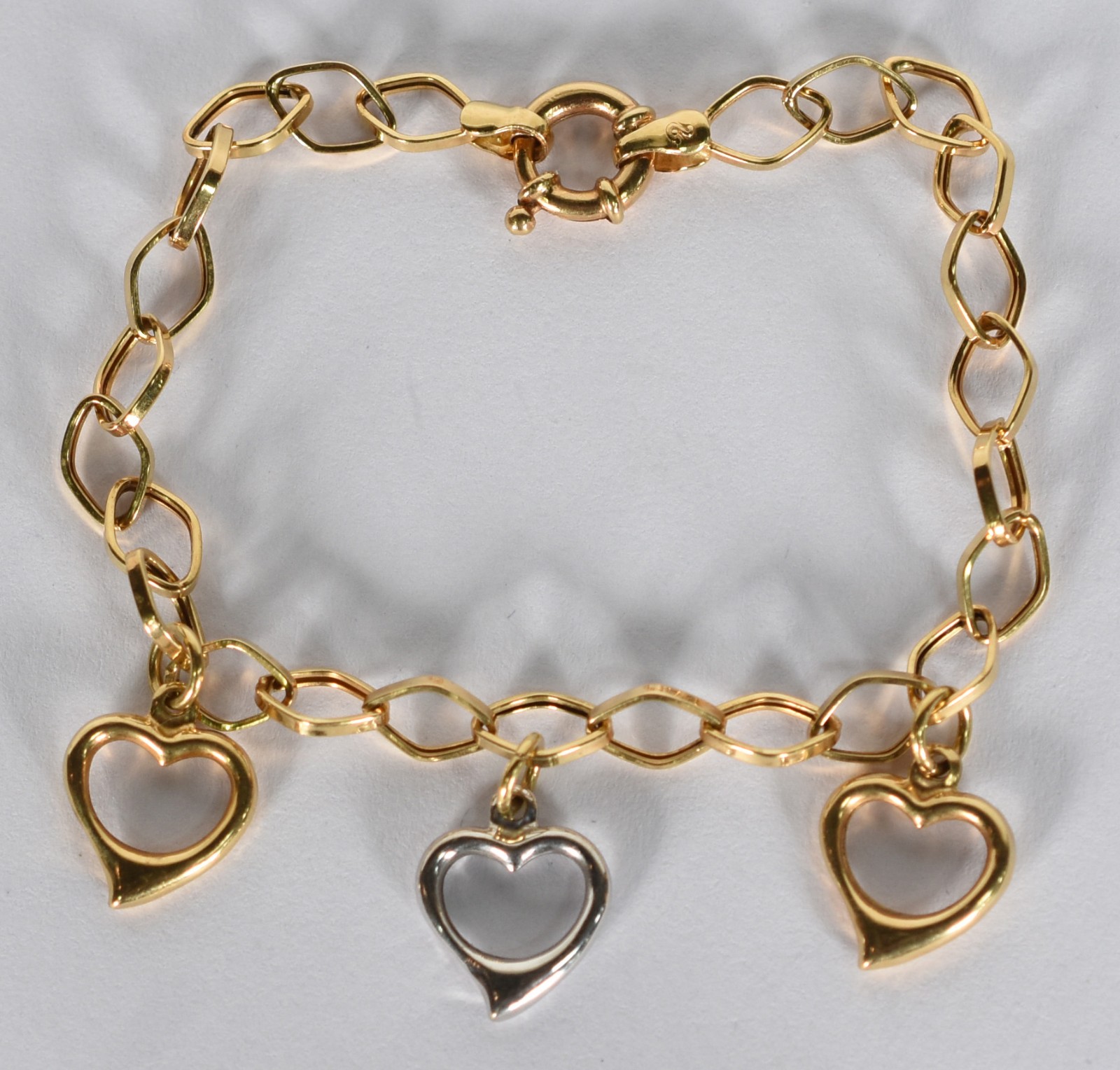 Pulseira de ouro amarelo 18 k no feitio de elos com 3 pingentes na... - foto 1 de 2
