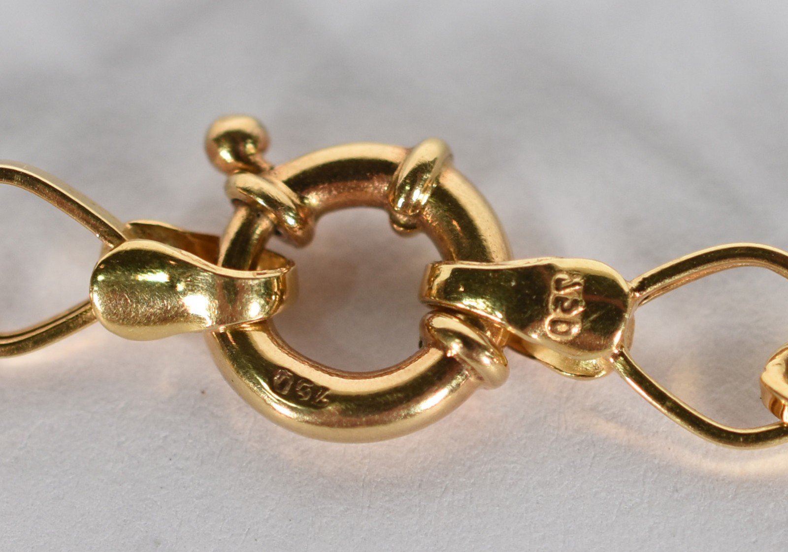 Pulseira de ouro amarelo 18 k no feitio de elos com 3 pingentes na... - foto 2 de 2