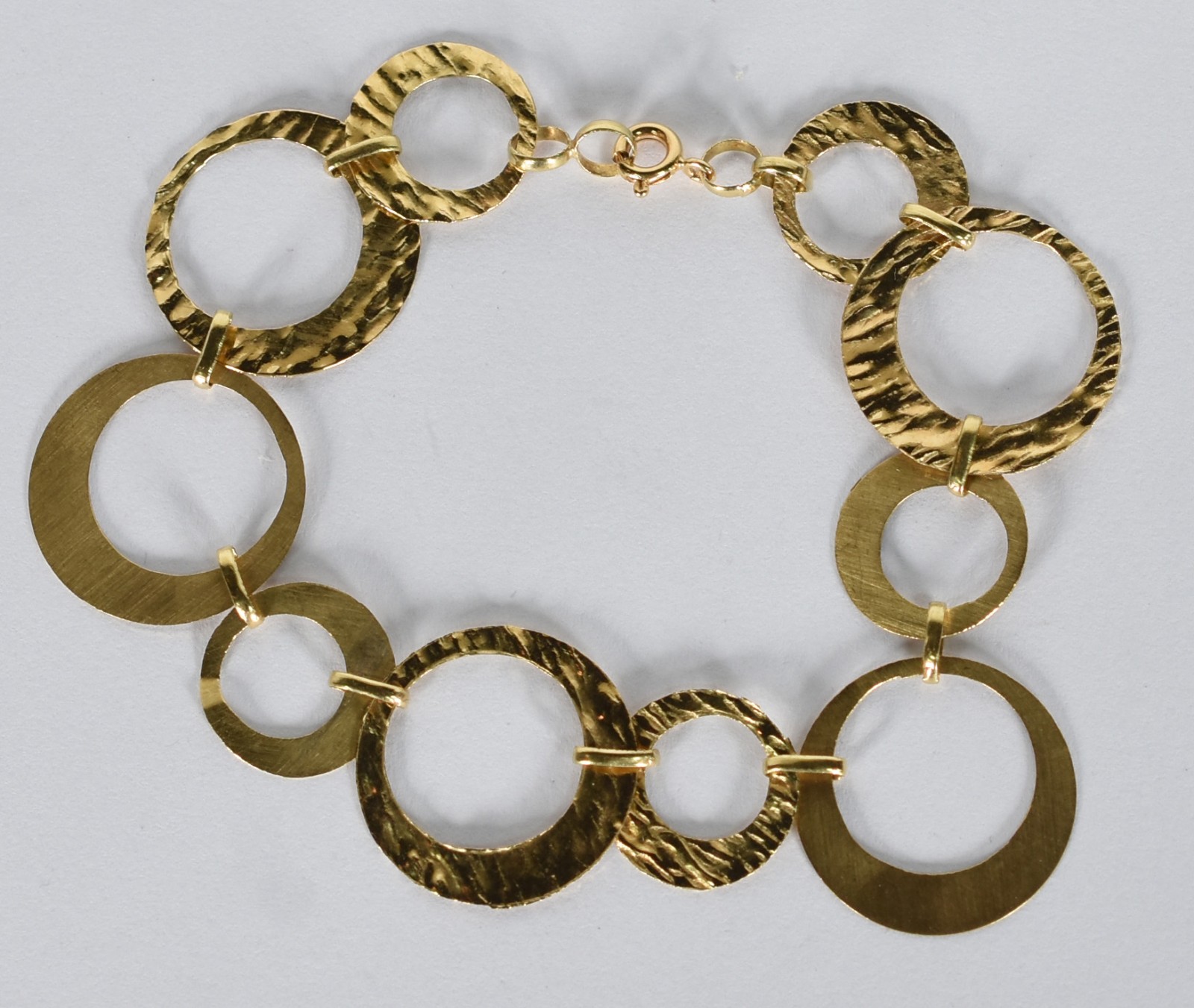 Pulseira em ouro amarelo 18 k com aros de variados tamanhos... - foto 1 de 2