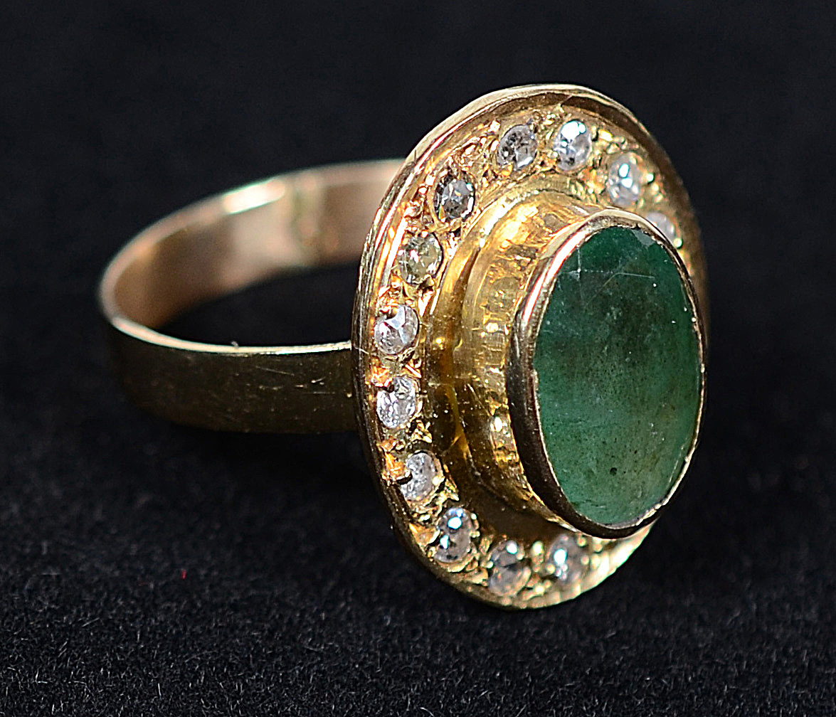 Anel de ouro 18 k com uma esmeralda e dezesseis brilhantes - 4,5 g... - foto 1 de 2