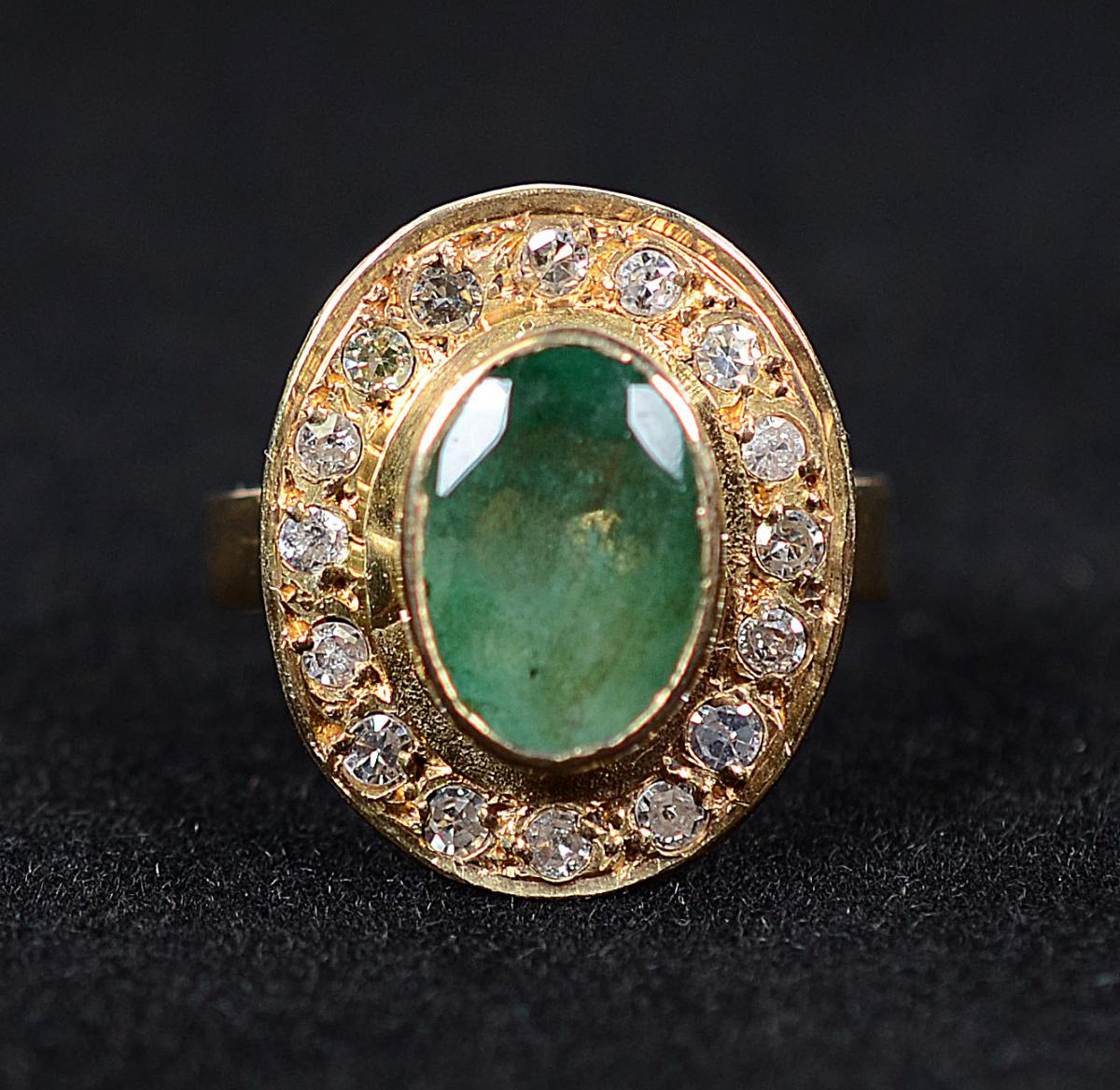 Anel de ouro 18 k com uma esmeralda e dezesseis brilhantes - 4,5 g... - foto 2 de 2