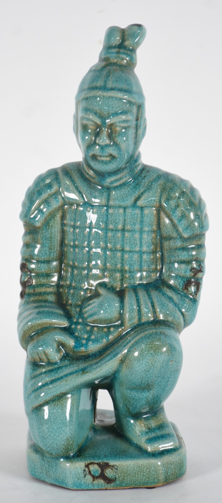Escultura de porcelana representando guerreiro sentado. - foto 1 de 5