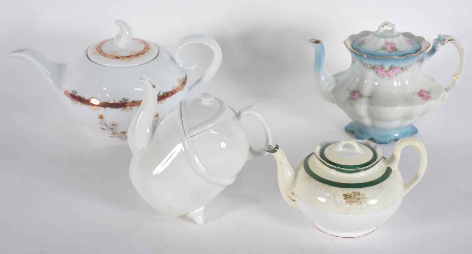 Quatro bules sendo, 3 de porcelana e 1 de faiança (com bicado). - foto 2 de 7