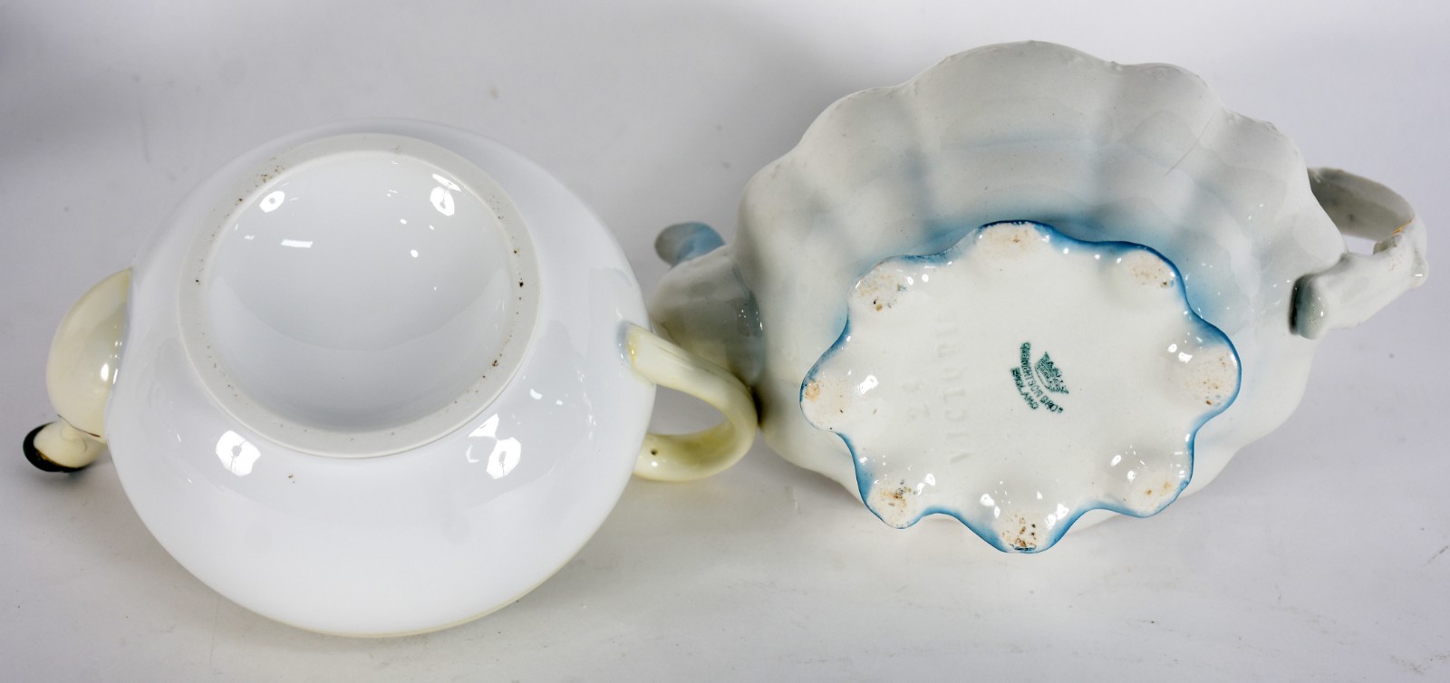 Quatro bules sendo, 3 de porcelana e 1 de faiança (com bicado). - foto 3 de 7