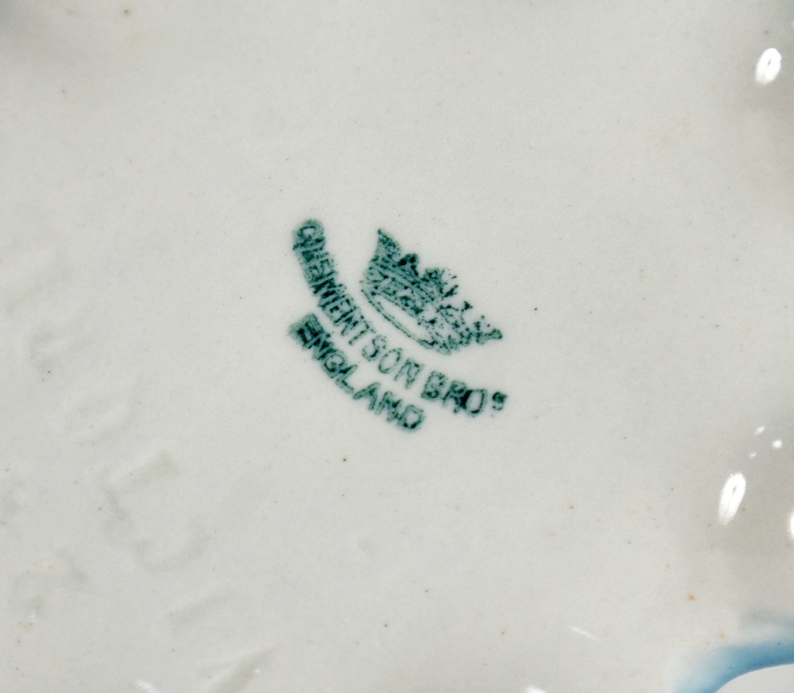 Quatro bules sendo, 3 de porcelana e 1 de faiança (com bicado). - foto 6 de 7