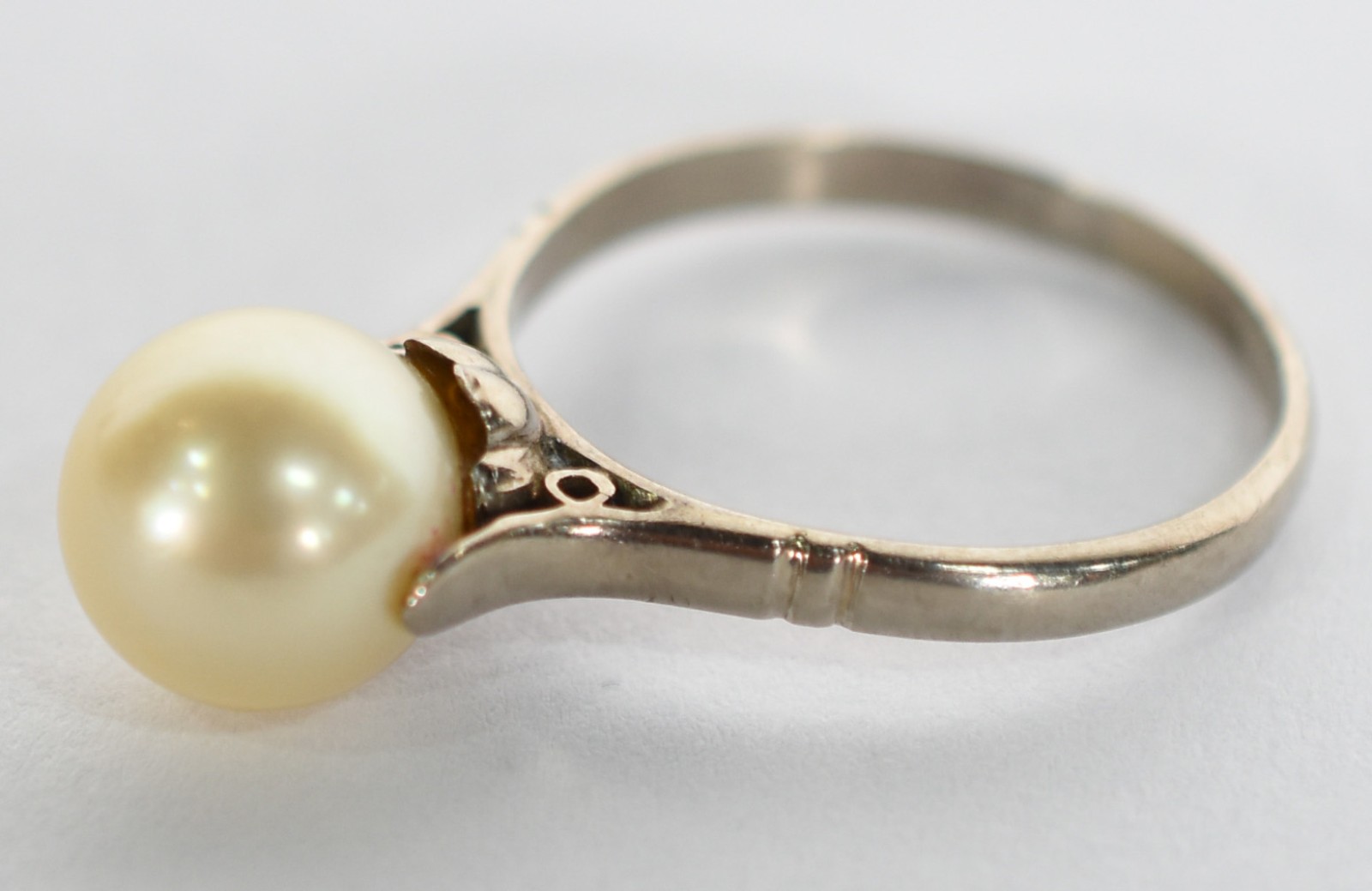 Anel de ouro branco com uma pérola, aro 19. (Por motivos de segurança... - foto 2 de 3